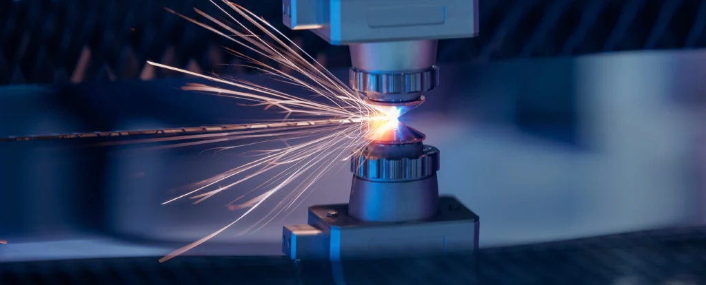 Aluminiumplaat wordt nauwkeurig gesneden met een fiberlaser bij Vlaeminck Plaatbewerking.